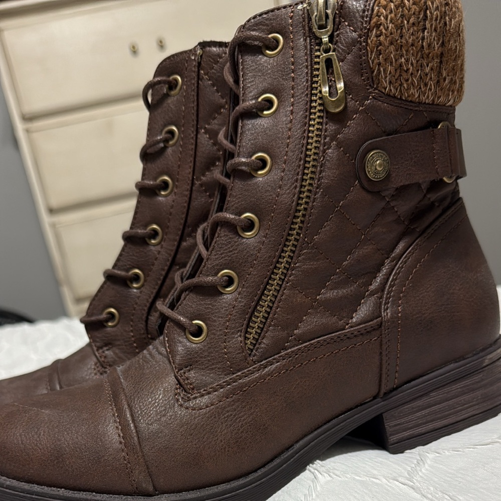 Women brown boots. Size 8.5. Never worn.